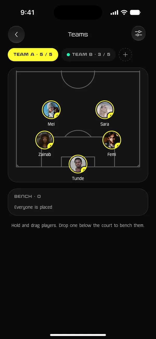 The Centifit app in dark mode: the two teams set on the pitch, everyone placed.